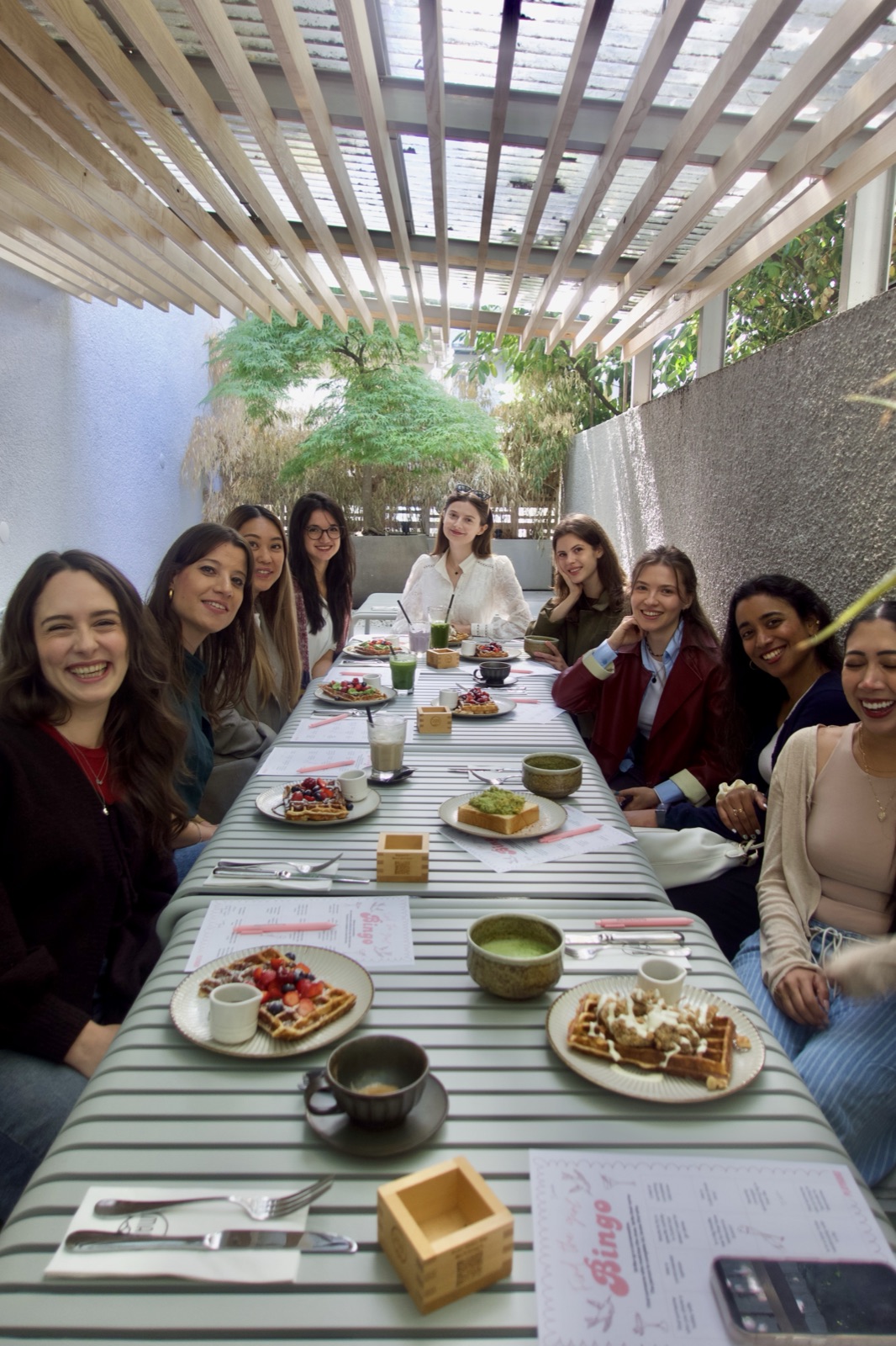Girls chatting over brunch at the last Friendship Accelerator